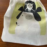 Påsen tyg: Giraffer på framsidan , hund med piratmössa på  på baksidan