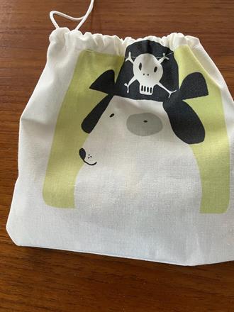 Påsen tyg: Giraffer på framsidan , hund med piratmössa på  på baksidan