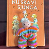 Randig fickdocka med vit tofs