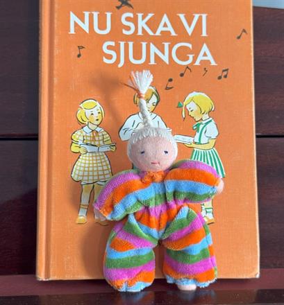 Randig fickdocka med vit tofs