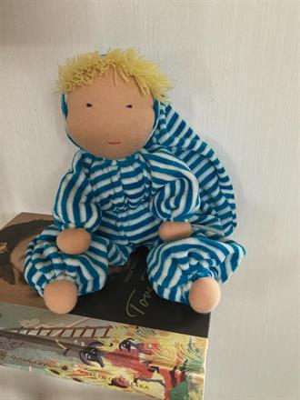 Kommande veckas måndags-waldorfdocka! Stor kramdocka med luva o blond lugg. Håll utkik!