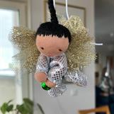 Liten silvrig skyddsängel med mörkbrun fläta