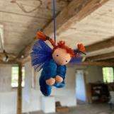 Liten klarblå skyddsängel med röda flätor -  Klicka för att beställa!