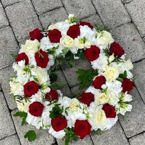 Krans med röda och vita blommor 