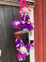 Stor dockmobil med 4 dockor och ring i samma lila velour