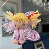 Liten ljusrosa skyddsängel med blonda tofsar