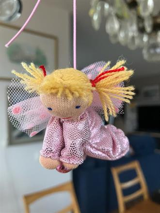 Liten ljusrosa skyddsängel med blonda tofsar