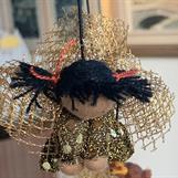 Liten skyddsängel i guld med svarta tofsar o mörk hy - 100 Kr , klicka för beställning!