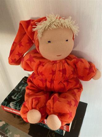 SÅLD! Stor orange kramdocka med luva och vitlugg - klicka för att se mer!