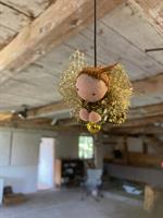 Liten skyddsängel i guld med ljusbrun tofs 