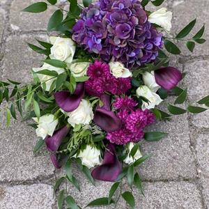 Begravningsbukett i lila och vitt 