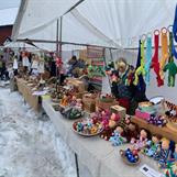 Marknaden började med snö och mulet väder men med gott humör!