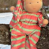 SÅLD! Stor randig kramdocka i aprikos o lindblomsgrönt med luva o rågblond lugg
