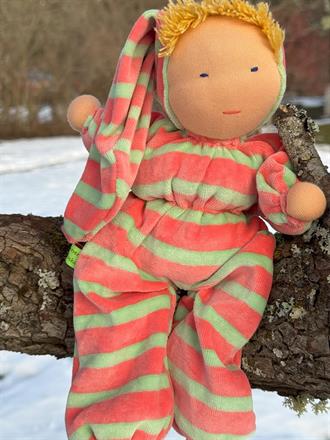 SÅLD! Stor randig kramdocka i aprikos o lindblomsgrönt med luva o rågblond lugg