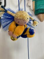 Liten skyddsängel blågul velour med blonda flätor