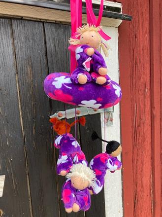 Stor dockmobil med 4 dockor och ring i samma lila velour  - 450 kr inkl. frakt!