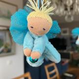 Liten turkos skyddsängel med blond tofs