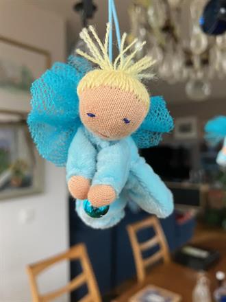 Liten turkos skyddsängel med blond tofs