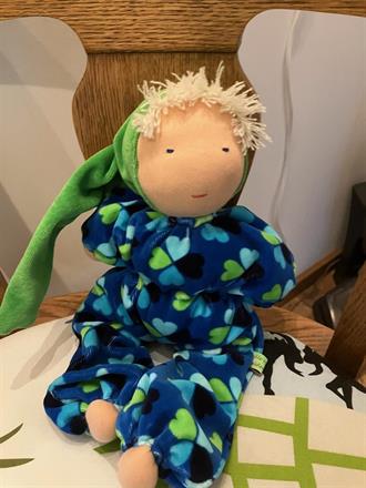 Syskondocka i samma velour med enfärgad luva!  . Klicka för köp!