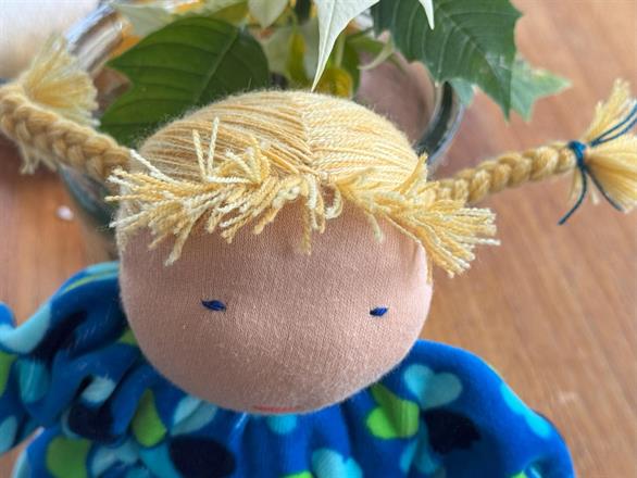 * Flätor i melerat rågblont och blont hårgarn, blå hårsnoddar.. . Klicka för köp!