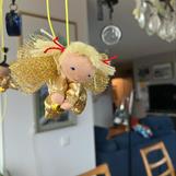 Liten gyllene skyddsängel med blonda tofsar