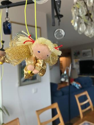 Liten gyllene skyddsängel med blonda tofsar