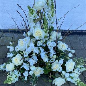 Stående begravningsdekoration med vita blommor 