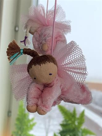 Liten ljusrosa skyddsängel med brun fläta - 100 Kr, klicka för köp!