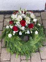 Klassisk begravningskrans  vit och röda blommor.