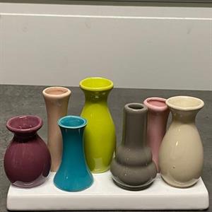 7 vaser på rad i mörkare färger 