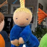 Dockorna är fyllda med ren svensk ull och GOTS certifierad velour i dräkterna.