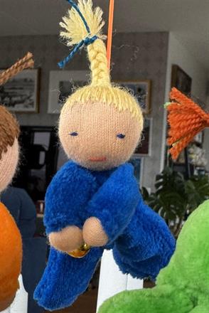 Dockorna är fyllda med ren svensk ull och GOTS certifierad velour i dräkterna.