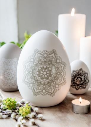 Stort stående vitt ägg i keramik från Majas Cottag