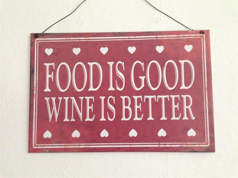 Plåtskylt "Food is good, wine is better"