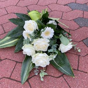 Begravningsbukett med vita blommor