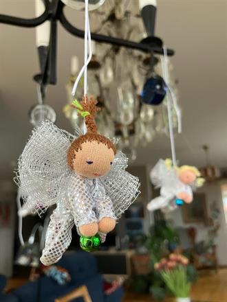 Liten silvrig skyddsängel med ljusbrun fläta