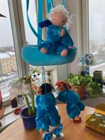 Stor blå dockmobil med 4 dockor i samma blå velour