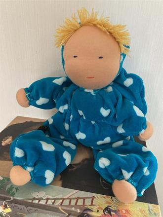 SÅLD! Stor blå kramdocka med luva och blond lugg ä Klocka för att beställa!