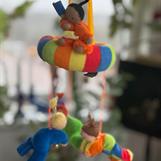 Randig mobil med 4 dockor med en lite mindre ring, 11 cm i diam.
