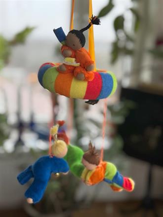 Randig mobil med 4 dockor med en lite mindre ring, 11 cm i diam.