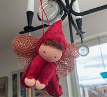 Stor tomteängel med brun lugg