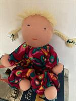 Mellanbarn med blonda flätor i mörkrosa retrolvelour