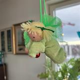 Liten ljusgrön skyddsängel med blonda tofsar