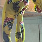Tyg: Gul jersey m mullvadar på framsidan, gul velour i rygg och luva