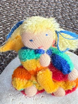 Minidocka på sten i randig velour med blonda tofsar