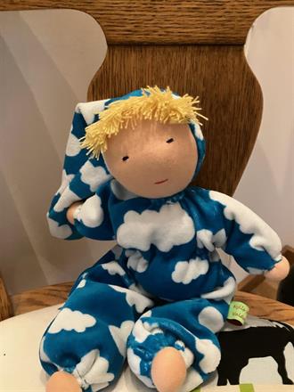 Mellanbarn i turkost med vita moln, ,luva och blond lugg