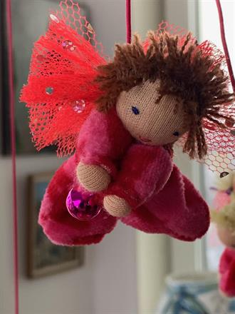 Liten skyddsängel i rosa med kort brunt hår - 100 Kr, klicka för köp!