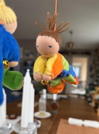 Dockorna har samma storlek som de stora änglarna, ca 10-11 cm . Alla flygande dockor har guldbjällra!