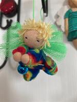 Liten skyddsängel i retro velour med kort blont hår