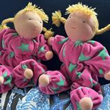Två kramgoa rosa dockor, lika som bär men i olika storlek!
